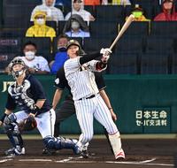 　１回、中越えに６号先制２ランを放つ大山