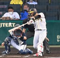 　１回、中越えに６号先制２ランを放つ大山