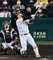 　８回、左越えに７号ソロを放つ大山（撮影・飯室逸平）