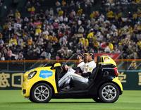 ９回、リリーフカーに乗りマウンドで向かう藤浪（撮影・山口登）