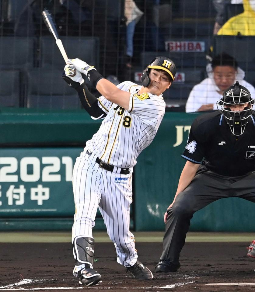 　２回、１４号ソロを放つ佐藤輝