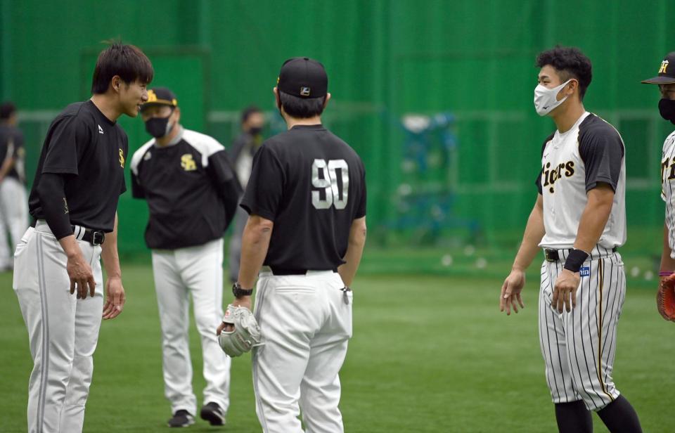 　練習後、柳田（左）にあいさつする佐藤輝（右）＝撮影・田中太一