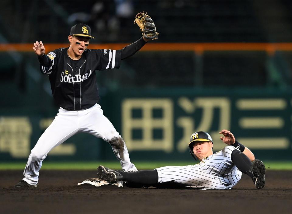 　６回、佐藤輝は盗塁を決める（撮影・山口登）