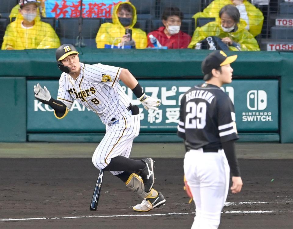 ２回、石川から二塁打を放つ佐藤輝（撮影・飯室逸平）