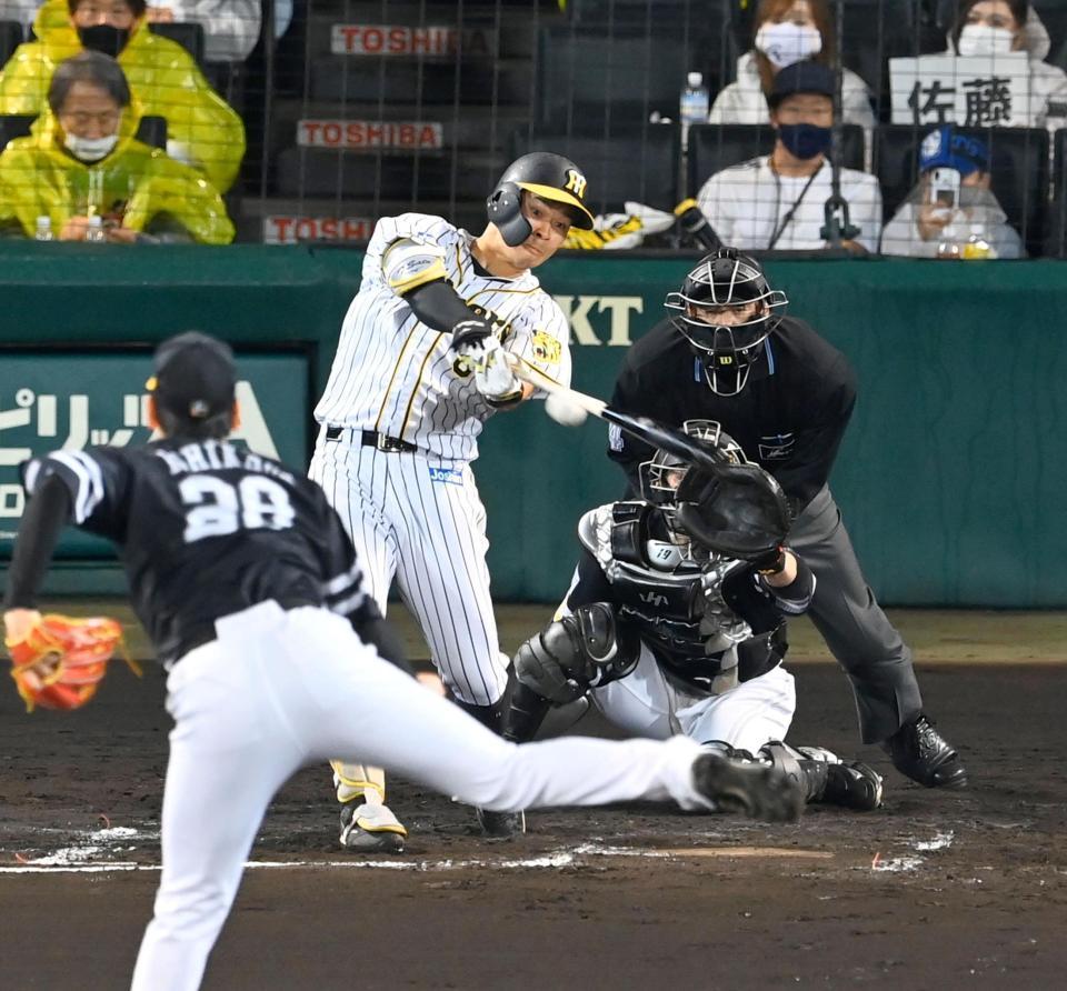 ６回、石川から右前タイムリーを放つ佐藤輝（撮影・飯室逸平）