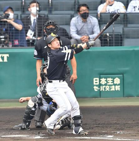 　６回、左越えに逆転２ランを放つ甲斐（撮影・吉澤敬太）