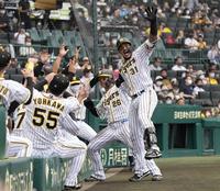 ３回、先制２ランを放ったマルテ（右端）はベンチ前でナインとポーズ