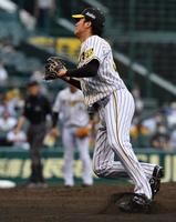 　７回、栗原の打球を処理する際、左足首を負傷した小林（撮影・佐々木彰尚）