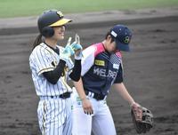 　２回、左中間に三塁打を放ち「Ｗｏｍｅｎポーズ」を決める三浦