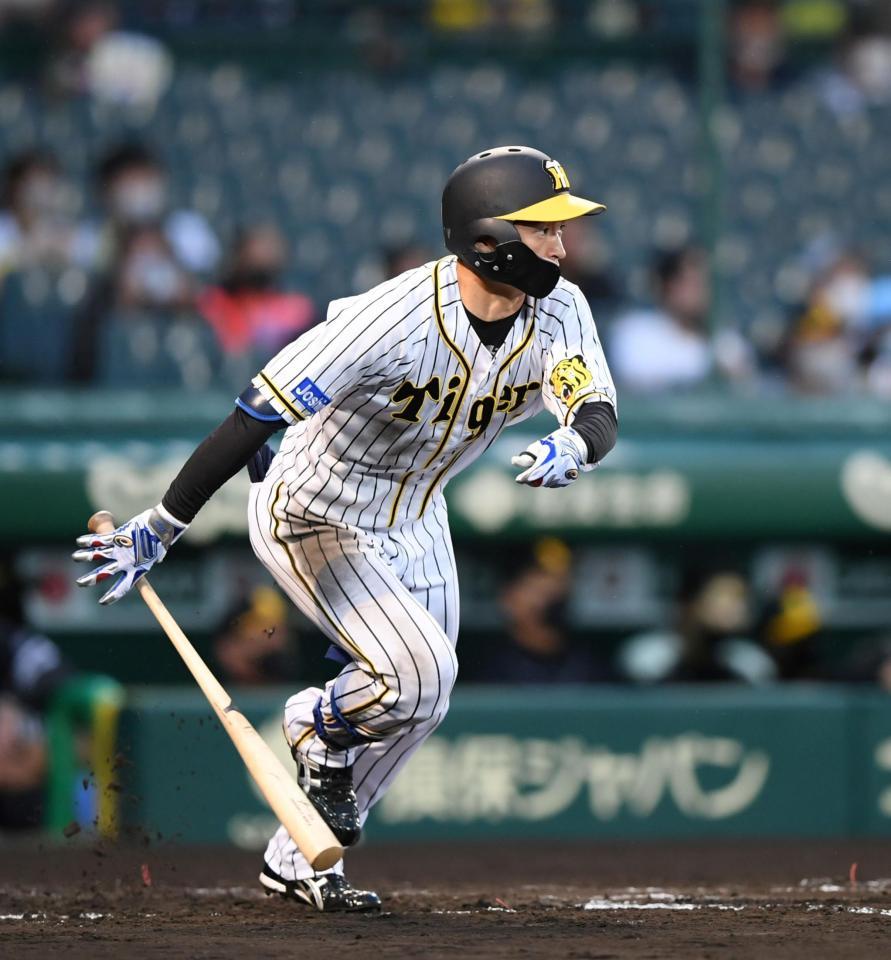 ２回、近本は中前に適時打を放つ（撮影・山口登）