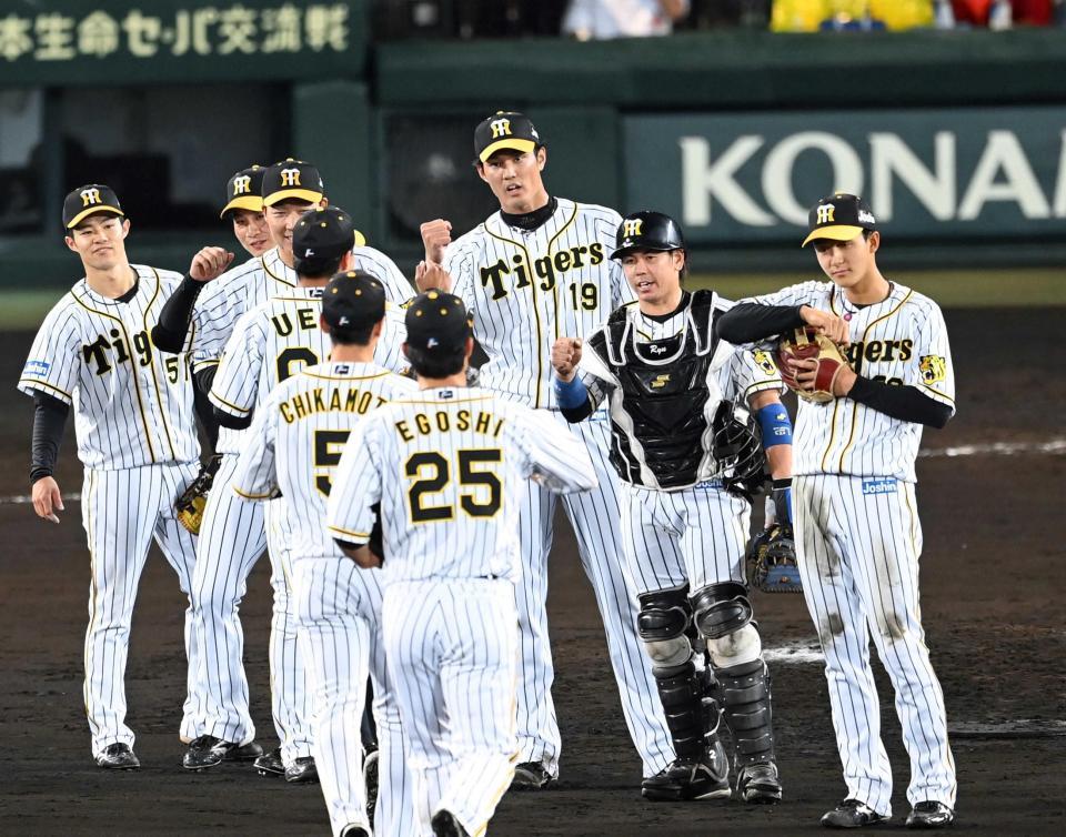 　９回を締め、勝利を喜ぶ藤浪（右から３人目）ら