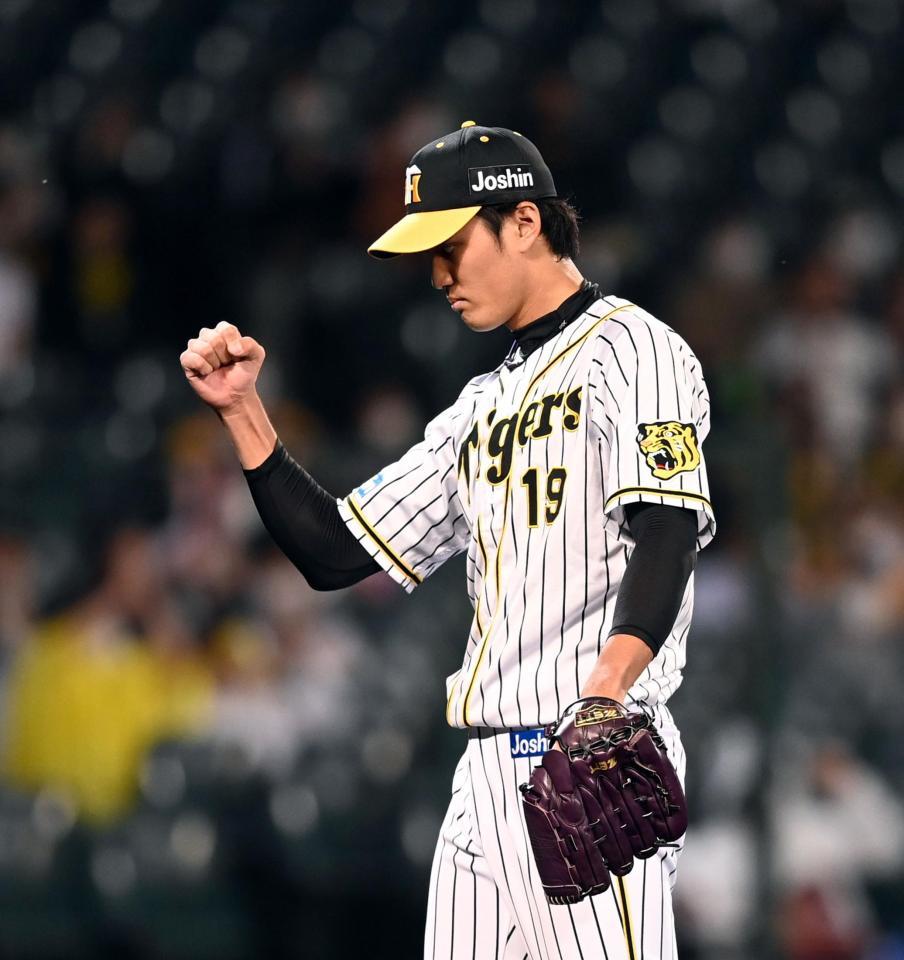 試合を締め、ガッツポーズの藤浪（撮影・山口登）