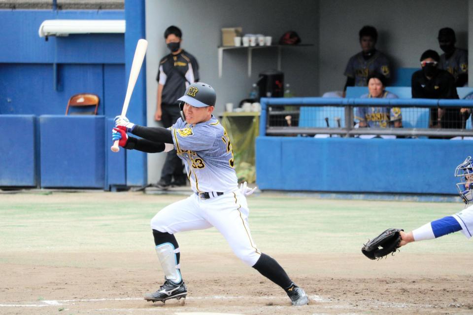 復帰戦の第２打席で左前打を放つ糸原