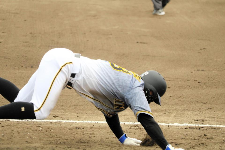 三塁を回ったところで転倒する糸原