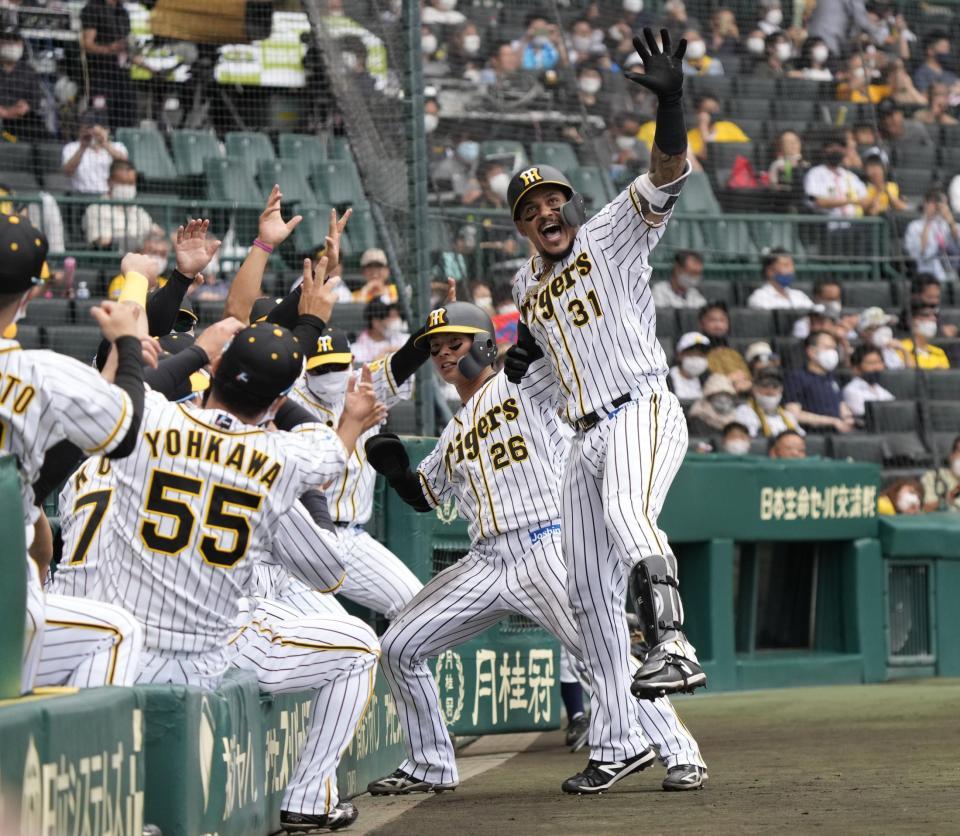 ３回、先制２ランを放ったマルテ（右端）はベンチ前でナインとポーズ