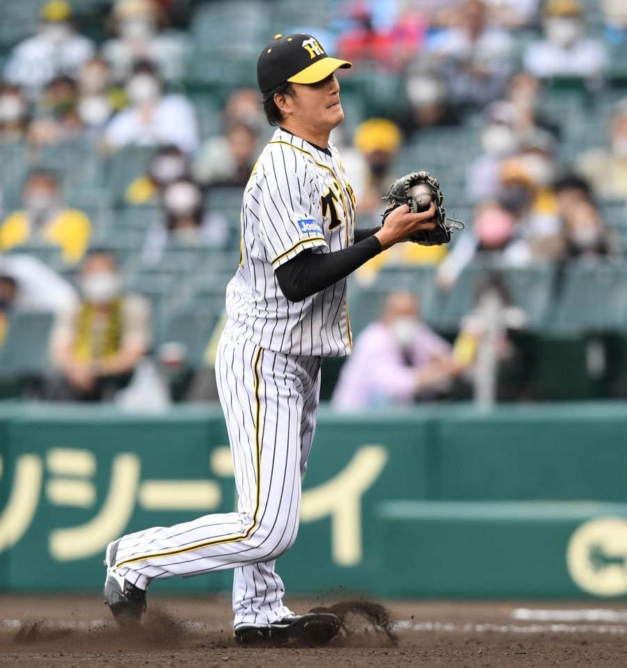 　７回、栗原の打球を捕る際、左足を痛める小林（撮影・田中太一）