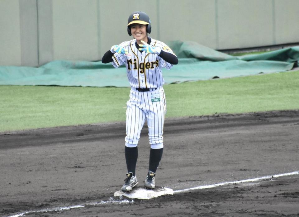 　右越え先制三塁打を放ち“Ｗｏｍｅｎポーズ”を決める三浦