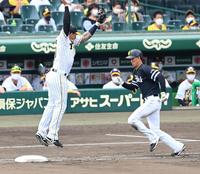 　４回、大山の送球が大きく逸れ、三森の出塁を許す（撮影・飯室逸平）