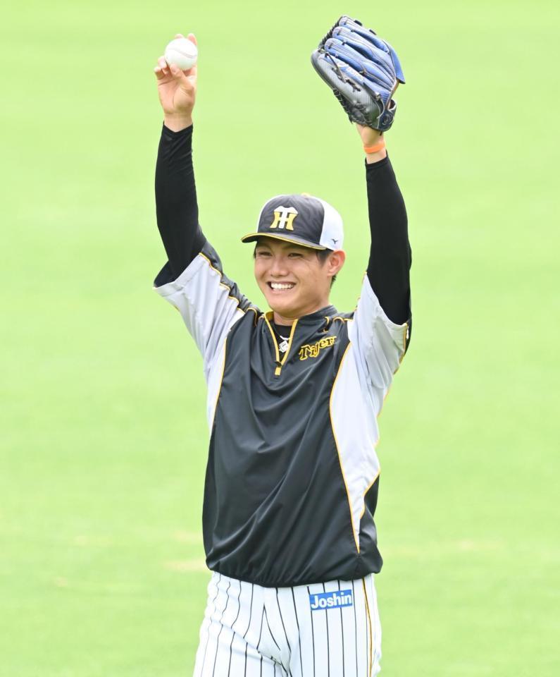 　笑顔でキャッチボールする西純（撮影・飯室逸平）