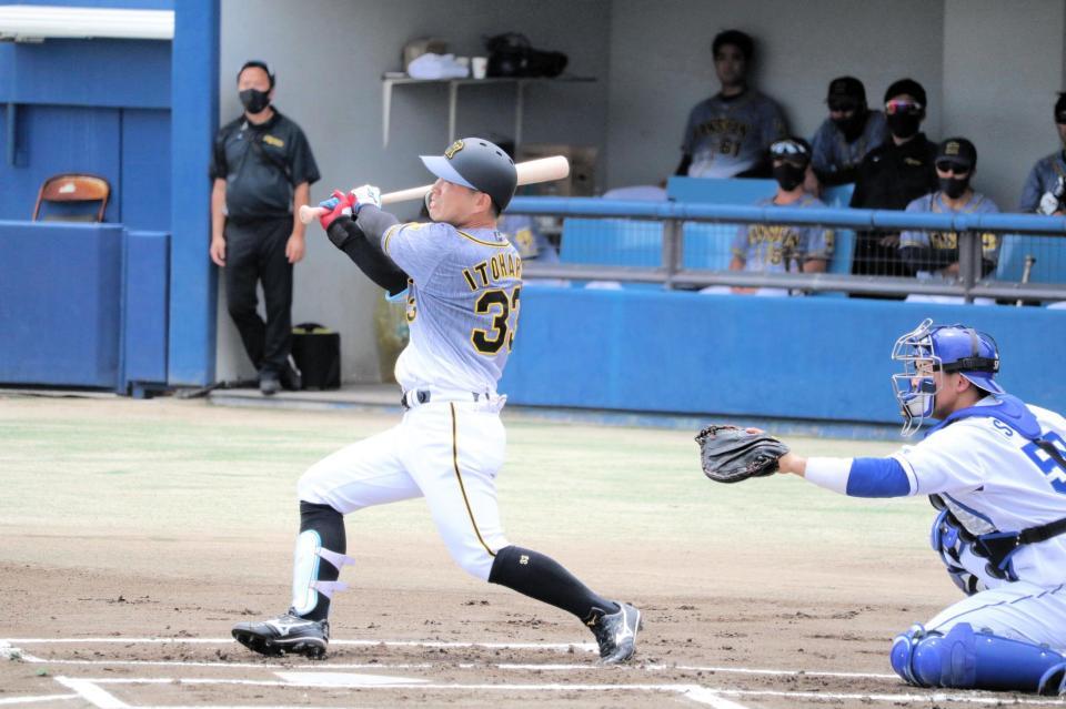 　初回、無死三塁で先制の犠飛を放つ糸原