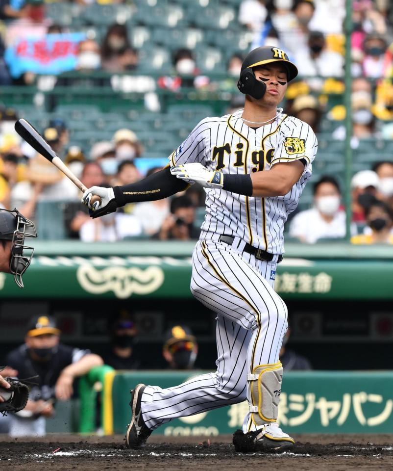 　７回、佐藤輝は空振り三振に倒れる（撮影・佐々木彰尚）