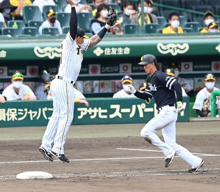 　４回、大山の送球が大きく逸れ、三森の出塁を許す