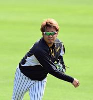 　キャッチボールする西勇（撮影・山口登）