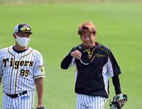 キャッチボールを終え、阪神・福原忍コーチ（左）と話す阪神・西勇輝＝甲子園（撮影・山口登）