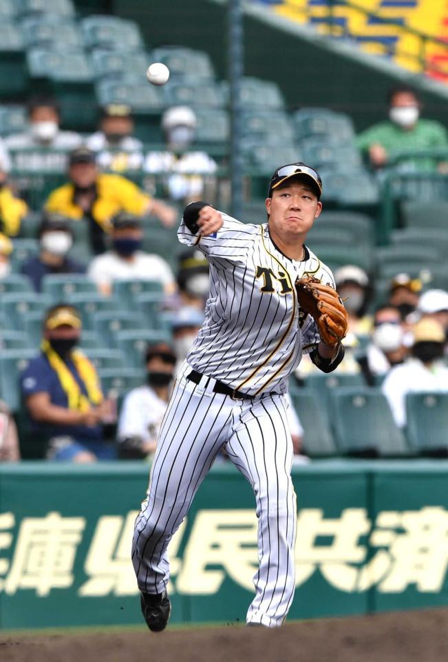 　４回、ゴロをさばいたが一塁へ悪送球をする大山