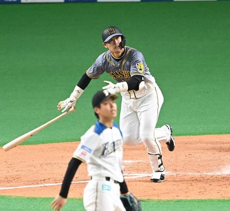 ９回、代打で勝ち越し適時二塁打を放つ原口（撮影・飯室逸平）