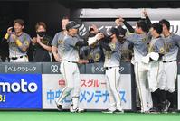 ９回、勝ち越し二塁打を放ち、ナインに祝福される原口（中央）＝札幌ドーム（撮影・西岡正）