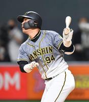 ９回、左越えに勝ち越し二塁打を放つ原口＝札幌ドーム（撮影・西岡正）