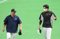 日本ハム・中田と談笑する阪神・藤浪＝甲子園（撮影・田中太一）