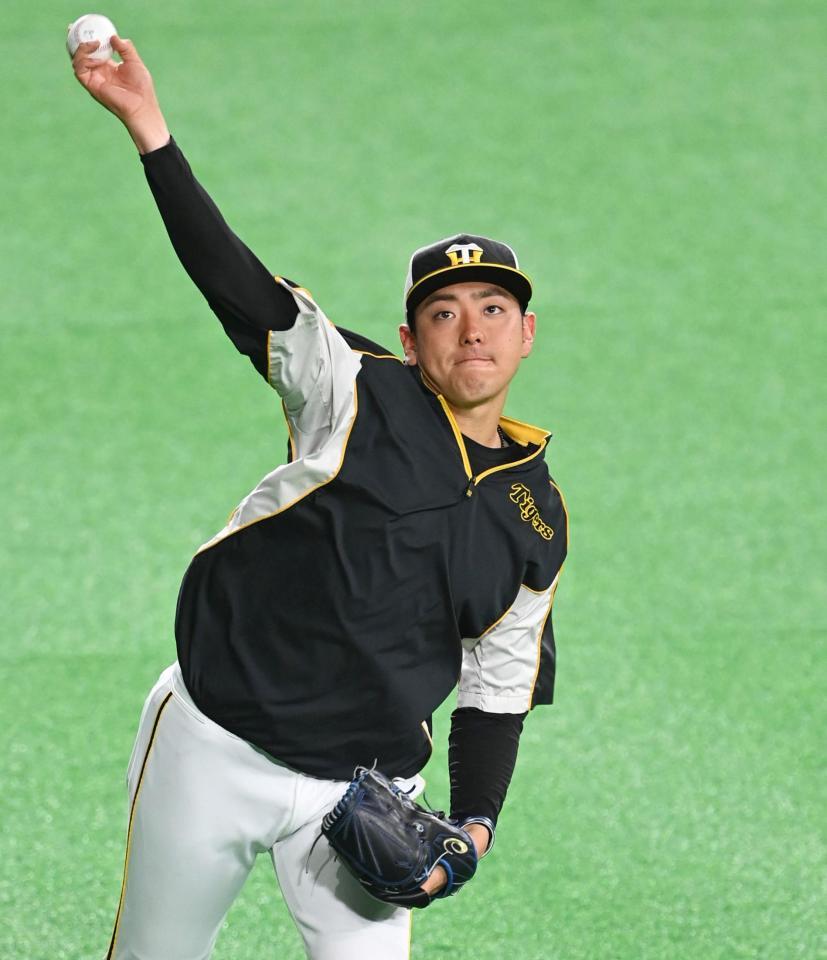 キャッチボールする小川＝札幌ドーム（撮影・飯室逸平）