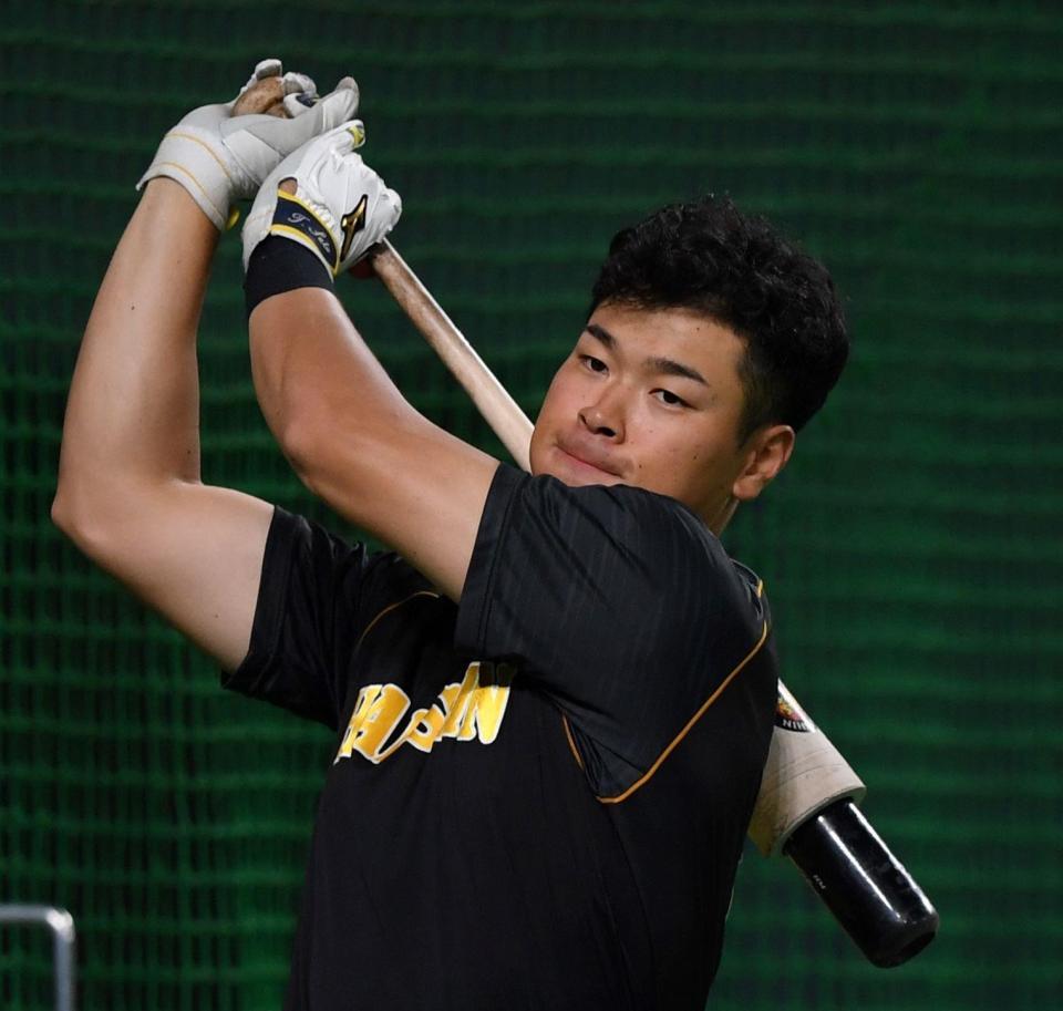 素振りをする佐藤輝＝札幌ドーム（撮影・田中太一）