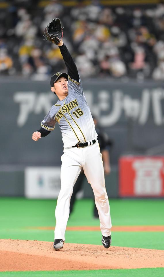 ３回、打球に飛びつく西勇＝札幌ドーム（撮影・西岡正）