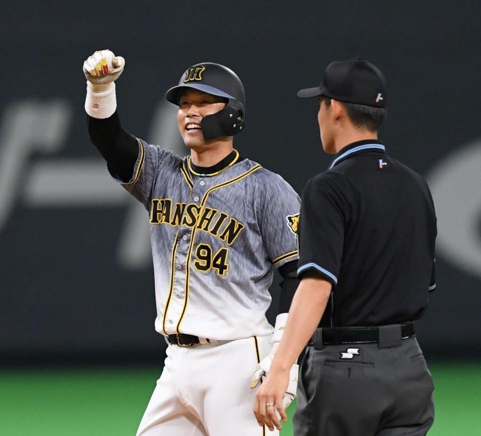 ９回、勝ち越し適時二塁打を放った原口は塁上でガッツポーズ（撮影・田中太一）