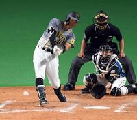 　５回、佐藤輝の打球は足元で大きくバウンドし２点適時二塁打となる（撮影・田中太一）