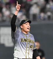 １回、打球を指さし野手に声をかける秋山　