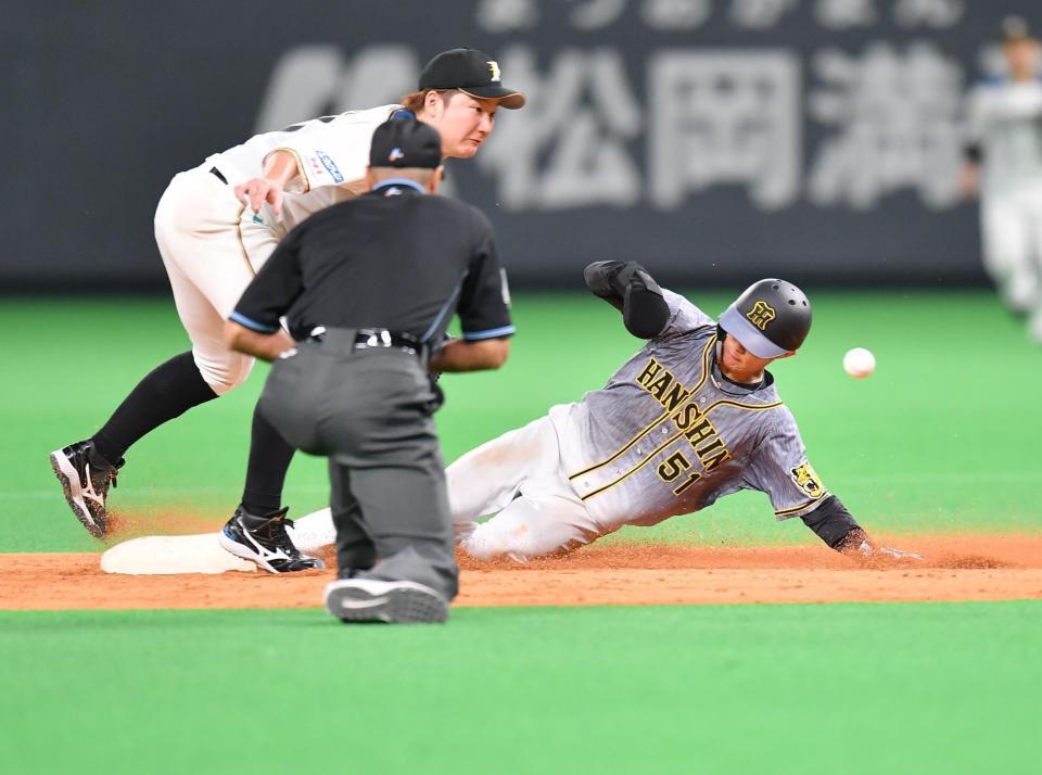 　５回、二盗に成功する中野（撮影・西岡正）