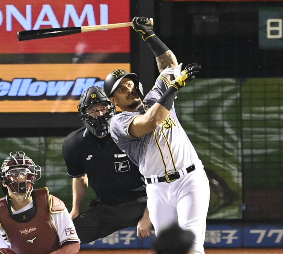 　６回、逆転の１２号２ランを放つマルテ（撮影・飯室逸平）