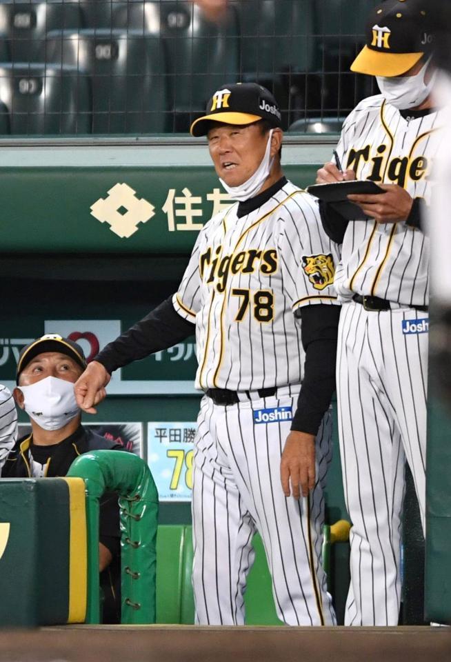 　６回、ロハスが勝ち越しとなるソロを放ち、ベンチ前で表情を緩める平田２軍監督（撮影・北村雅宏）