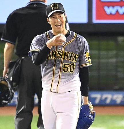 　８回、笑顔で野手に声をかける青柳