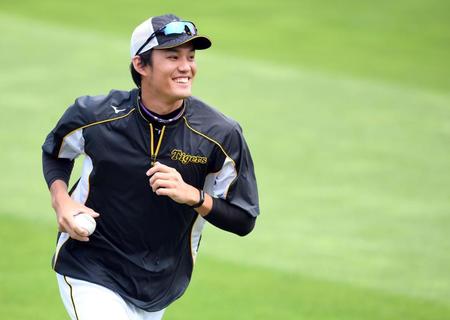 笑顔を見で球場入りする阪神・藤浪晋太郎＝楽天生命パーク宮城（撮影・田中太一）