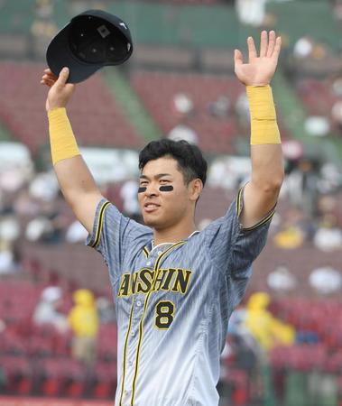 　スタンドのファンに手をあげて応える佐藤輝（撮影・飯室逸平）