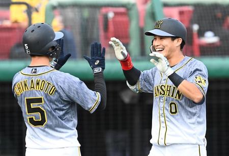 ９回、阪神・近本と笑顔でタッチを交わす阪神・木浪＝楽天生命パーク（撮影・飯室逸平）