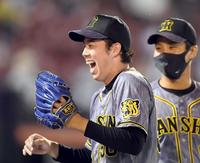 　７回、楽天打線を無失点に抑えた青柳は笑顔でベンチへ戻る