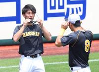 　佐藤輝（手前）とサングラスを交換し話をする伊藤将（撮影・田中太一）