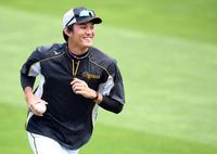 笑顔を見で球場入りする阪神・藤浪晋太郎＝楽天生命パーク宮城（撮影・田中太一）