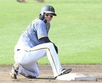 ５回、二盗を試みるもアウトとなり、座り込む阪神・中野拓夢＝楽天生命パーク宮城（撮影・田中太一）